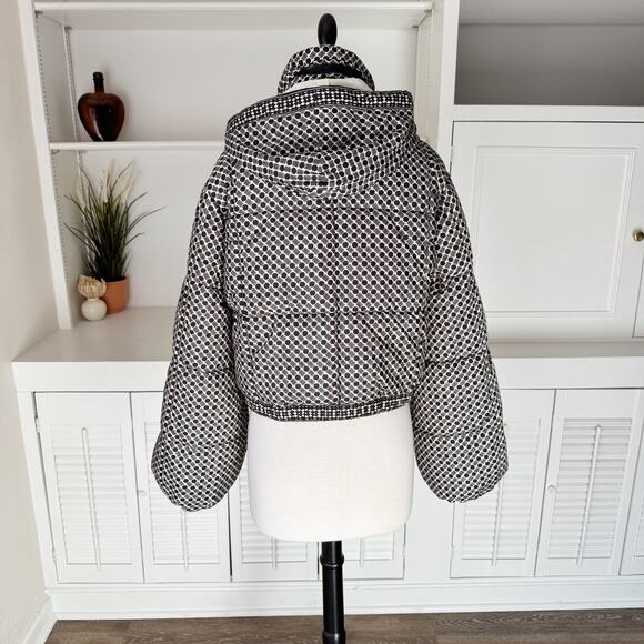 Max Studio Black White Geometric Print Cropped Bell Sleeve Puffer Jacket Size M - Picture 4 of 9